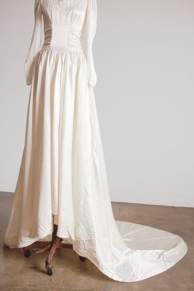 1940s Pearl White Satin Ruched Sweetheart Dress