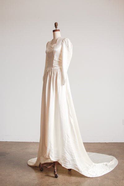 1940s Pearl White Satin Ruched Sweetheart Dress