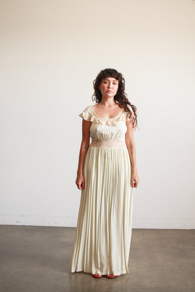 1940s Melon Ruffle Lace Nightgown