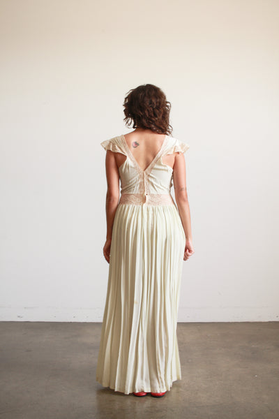 1940s Melon Ruffle Lace Nightgown