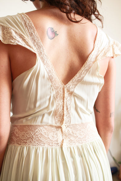1940s Melon Ruffle Lace Nightgown