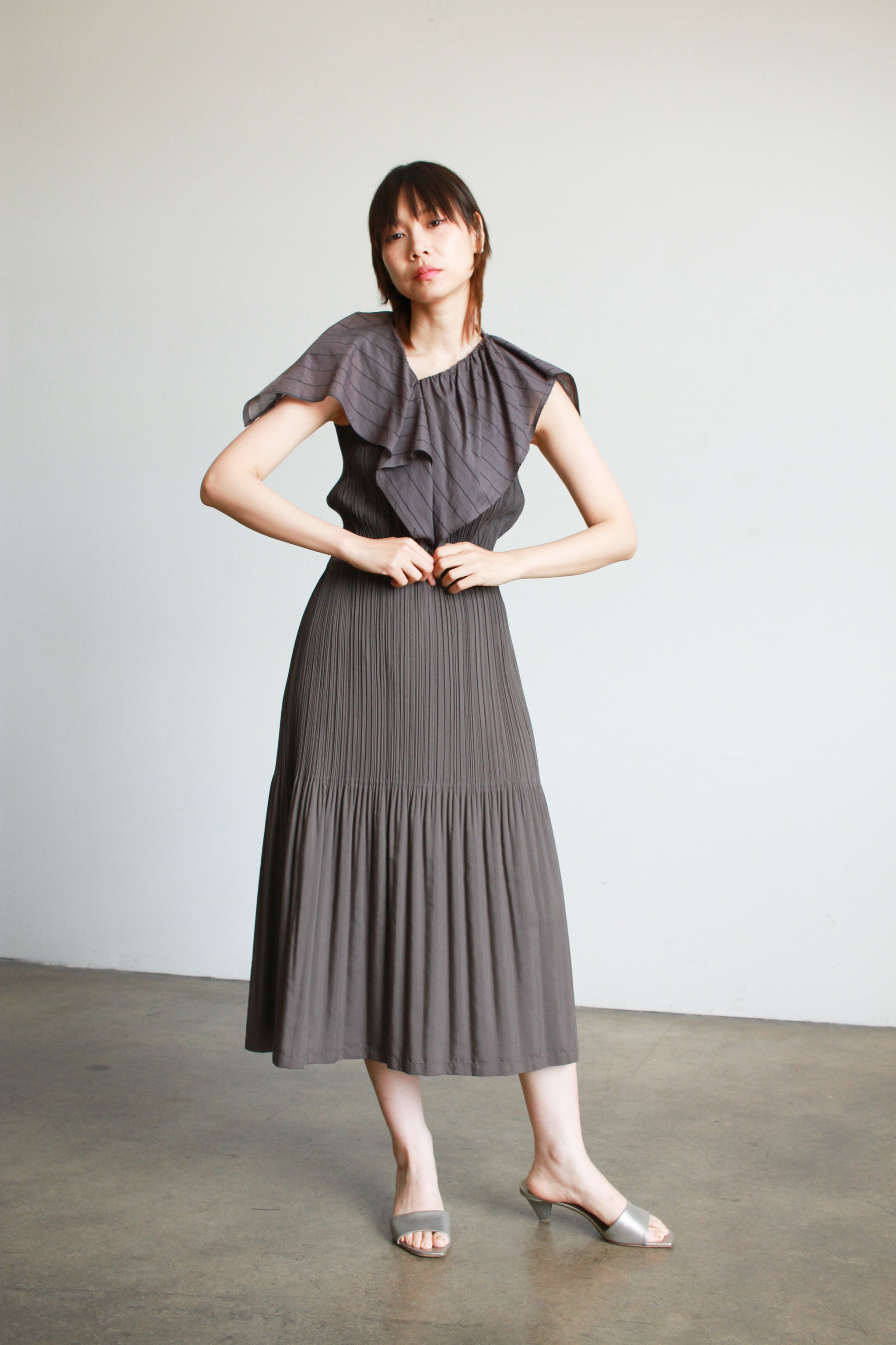 ISSEY MIYAKE FETE Pleated Boat Neck Sleeveless Black 2 | PLAYFUL