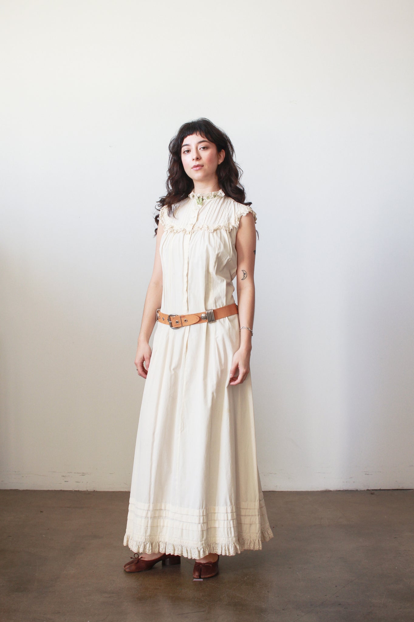1900s Cream Cotton Lace Yoke Sleeveless Nightgown