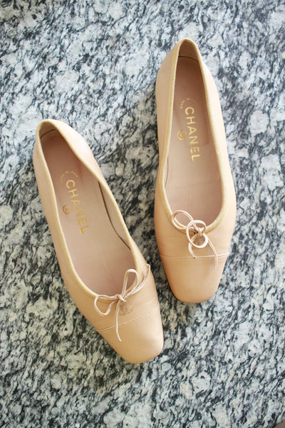 1980s Chanel Khaki Beige Leather Ballet Flats | 37