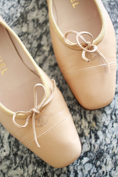 1980s Chanel Khaki Beige Leather Ballet Flats | 37