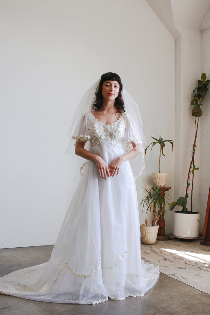 1960s White Flutter Sleeve Daisy Trim Dress