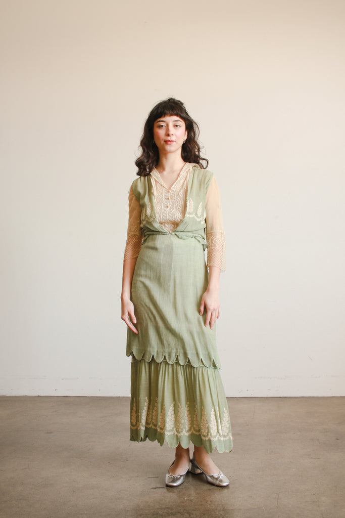 edwardian ladies dress Edwardian White Cotton Tea Gown S/M