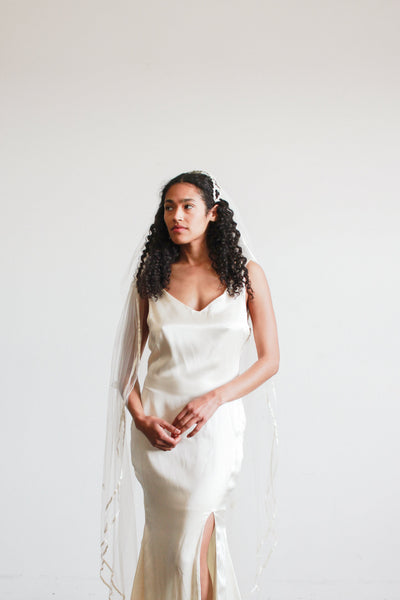 1960s Ivory Daisy Trimmed Veil