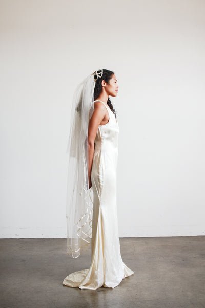 1960s Ivory Daisy Trimmed Veil