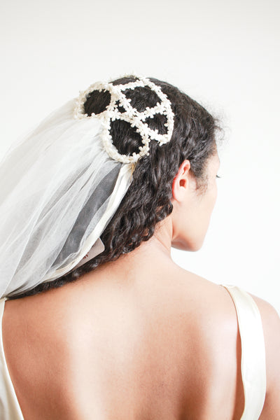 1960s Ivory Daisy Trimmed Veil