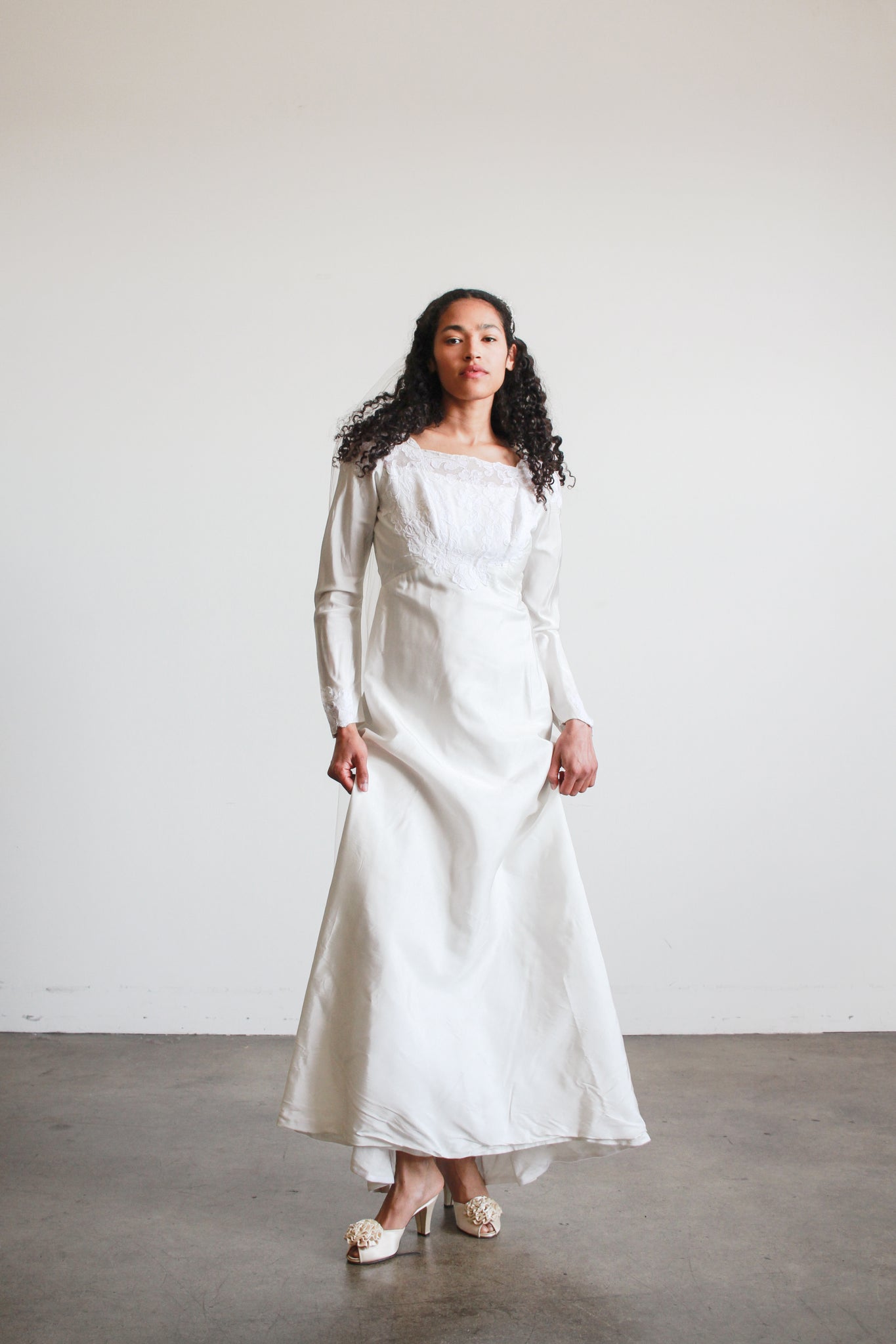 white empire waist dress long sleeve 1960s Pearl Lace – Blossom Vintage from spring to autumn Size:17. XL 34-35 Sleeve Formal dress autumn outfit inspo Ugly Christmas Sweater Dresses
