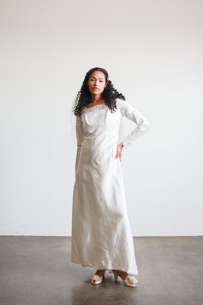 1960s Pearl White Empire Waist Lace Long Sleeve Dress
