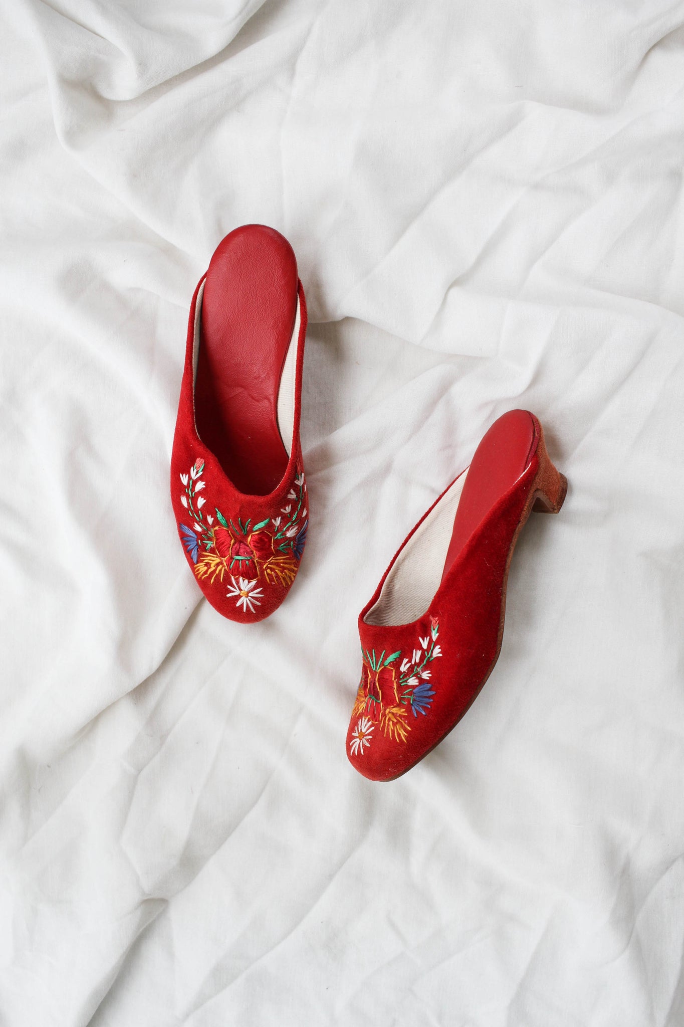 1940s Red Felt Embroidered Mules | 8
